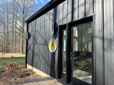 Trillium RetreatCozy, Stylish, and Modern Oasis 10 Minutes From Asheville NC Отели рядом с достопримечательностью «Charles D Owen Park»