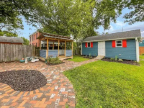 Large newly renovated Cape Victorian 5 blocks from the beach, sleeps 12