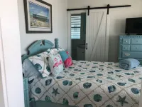 Dec Reduced Rates! A Front Beach Original Folly Cottage "A Million Dollar View” Hotel in zona Wave Watch Playground