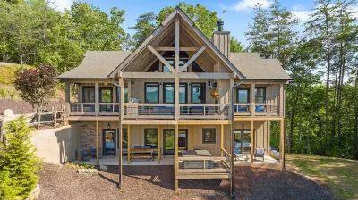 4 Br w Views, Private Trails, Hot Tub, Grill Hotels near Hooves and Feathers Petting Farm, LLC
