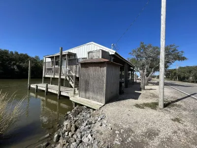 Cajun Saint Outdoors - Cozy Camp Over The Water