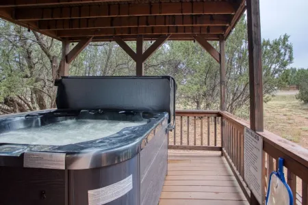 Cabin w/ loft, private hot tub, and star-gazing deck! Sleeps 6!