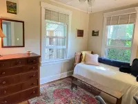 Cozy cottage on the hill in the heart of Warm Springs. バスのホテル
