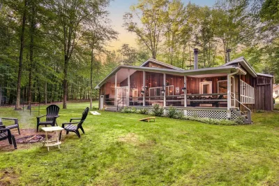 Secluded getaway- Screened in porch with hot tub