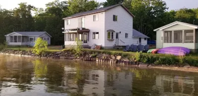 Lakeside Cottage #2, Waterfront on Upper Herring Lake, AC, Kayaks, SUPs, Rowboat
