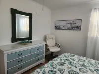 Cute coastal cottage close to beach and downtown nightlife.