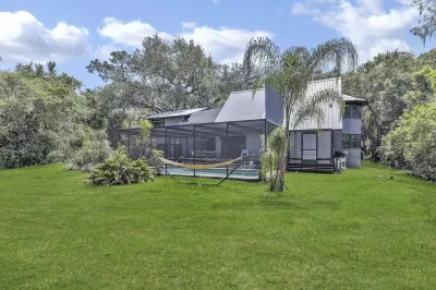 Golf Course Home! Lake Lotela! Heated Salt Water Pool New Owners 8/12/25 WWOJ-FM Avon Park附近的飯店
