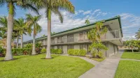 ALL-NEW Waterfront with Balcony, Pool, Tiki Bar, Gym