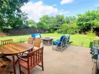 Cheerful 5-Bdrm Home  | Huge Fenced Yard  | Kid-Pet Friendly  | Near it all! Hotels in Lincolnia