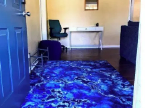 Cozy ranch, minutes from both historic downtown Savannah and Tybee Beaches. Hotels in Thunderbolt