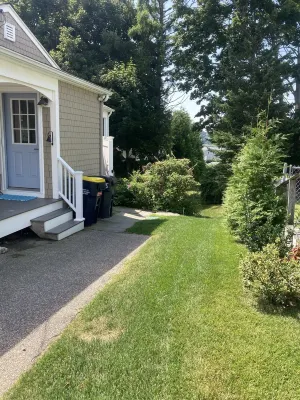Great Narragansett Location! Classic Beach Cottage.  Short Walk to Kelly Beach.