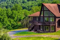 Bear Mountain Lodge Shenandoah Mountains Skyline Drive / Front Royal (hottub)<br>