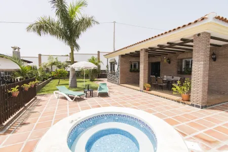 Private villa with heated pool and hot tub in Nerja (Malaga)
