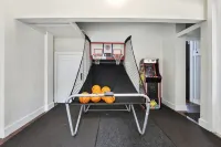 4 BR/4 Ensuite Bath/Games/Walk to Beach & Heated Pool / Spa