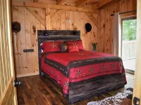 ACE HIGH Cabin- RRG- Hot Tub Hotels in Menifee County
