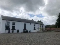 Cozy Irish Cottage situated in the heart of Slieve Gullion w/hot tub & fire pit. 住宿飯店