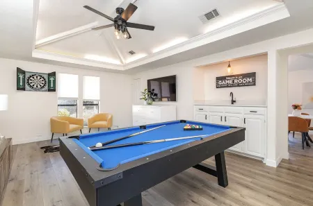 Charming 3BR home with Pool, Hot Tub and King Bed in Allen Отели в г. Аллен
