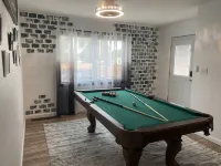 Downtown oasis.. Abundance of Entertainment & Amenities • Hot Tub • King Bed•
