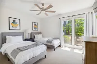 Gene's Green - Mins from downtown!