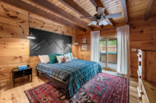 Peaceful 5-bedroom cabin with hot tub and views