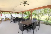 Fully Renovated, Affordable, Beachy 2Br Retreat, 2 Pools, Walk to Beach! - 무료 와이파이