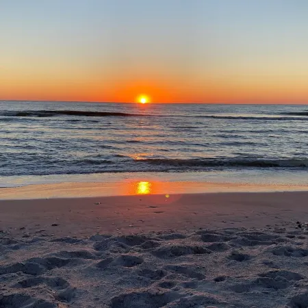 Island Beach Barn - charming vacation house with bay/dock and beach access