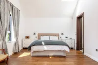 Highgate - Luxury 4-Bedroom Spacious House with Indoor Pool 크루치 힐 주변 호텔