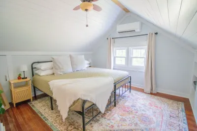 Coastal Cottage Retreat: HOT TUB, KING BED, Coffee Bar Lynchburg Pawn Shop Inc.附近的飯店