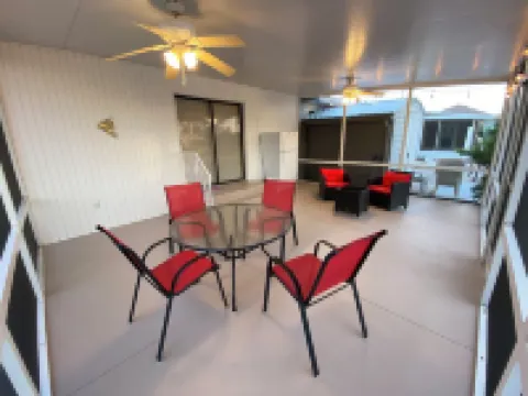 NEWLY REMODELED-Peaceful Florida Island Home-5 minute canal ride to Gulf waters!