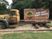 Cute Cabin with Hot Tub, Wifi and Roku. Queen Bed Close to Ratcliff Lake