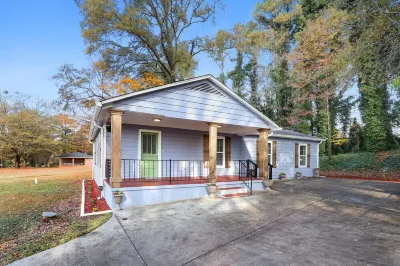 Charming Bedroom 2.5  Bath Entire Home in Marietta, Georgia