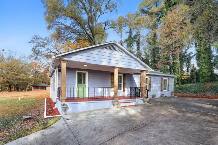 Charming Bedroom 2.5  Bath Entire Home in Marietta, Georgia Отели в г. Мариетта