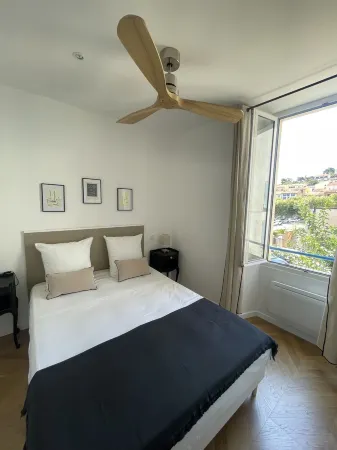 Just a stone's throw from the port and 300 m from a cove. Отели в г. Пор-Вандр