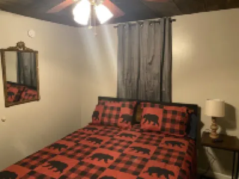 Brown Bear Station of Otter Lake-Take it easy at this unique & tranquil retreat