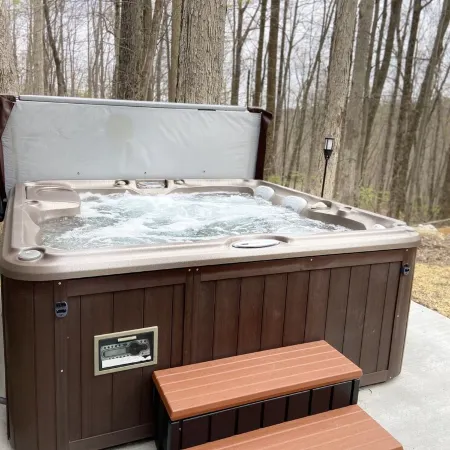 Campfire Retreat with outdoor hot tub under the stars and WiFi