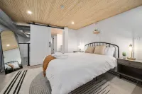Stylish DT Apartment Loft l Rooftop+Parking+Gym! Sleeps 4