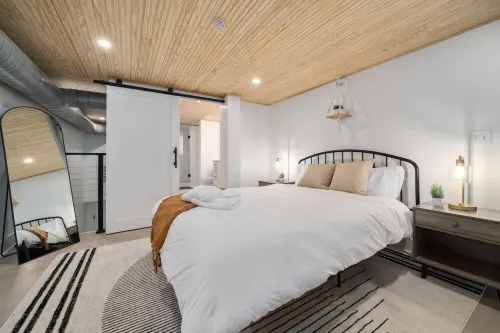 Stylish DT Apartment Loft l Rooftop+Parking+Gym! Sleeps 4