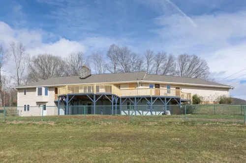 PETS, large fenced yard, full kitchen, 6 min to A-ville.