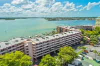 Marco Island Views - 4th floor - Sunrises overlooking Marco River/Jolley Bridge Frank E. Mackle Jr. Community Park附近的飯店