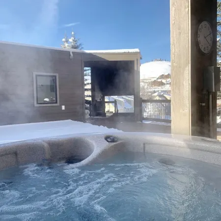 Designer Condo #5, Epic Views, Hot Tub, 75 55" TVs, Sonos, Free Winter Bus
