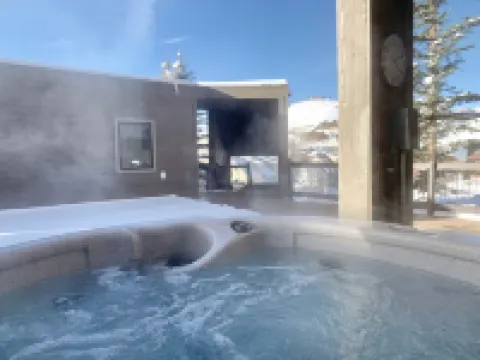 Designer Condo #5, Epic Views, Hot Tub, 75 55" TVs, Sonos, Free Winter Bus
