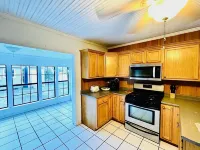 Spacious 2 Master Suites On Live Oak Street