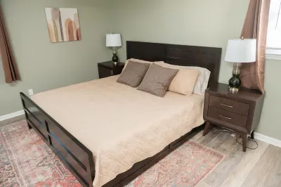 New renovation, 12 min to DT, quiet neighborhood, easy access to all of G'ville