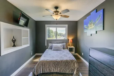 5- Bedroom Private Home- Quiet Neighborhood- Pet Friendly