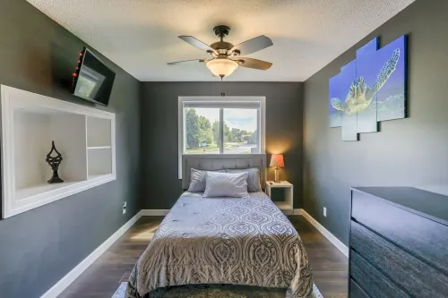 5- Bedroom Private Home- Quiet Neighborhood- Pet Friendly