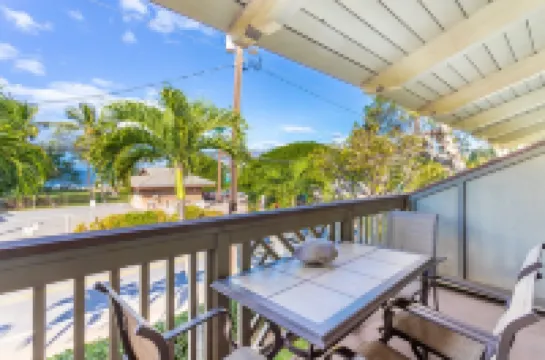 Ocean View Studio Steps to Beach - Pool, Spa & Pickleball - Free parking & Wi-Fi