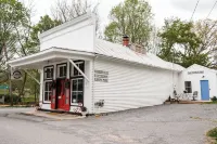 The Hunker Inn- Charming apartment in a historic building in Sinks Grove