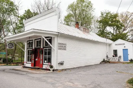 The Hunker Inn- Charming apartment in a historic building in Sinks Grove