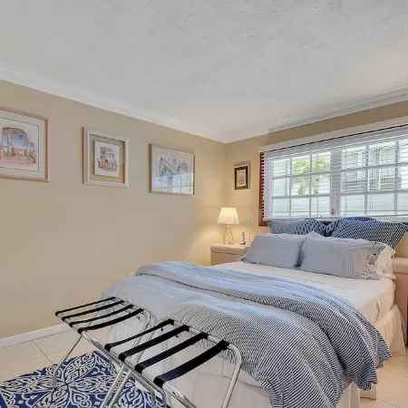 Keybiscayne Charmer half a block from private Beach, Restaurants and Boutiques!!