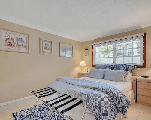 Keybiscayne Charmer half a block from private Beach, Restaurants and Boutiques!! Hotels in Key Biscayne